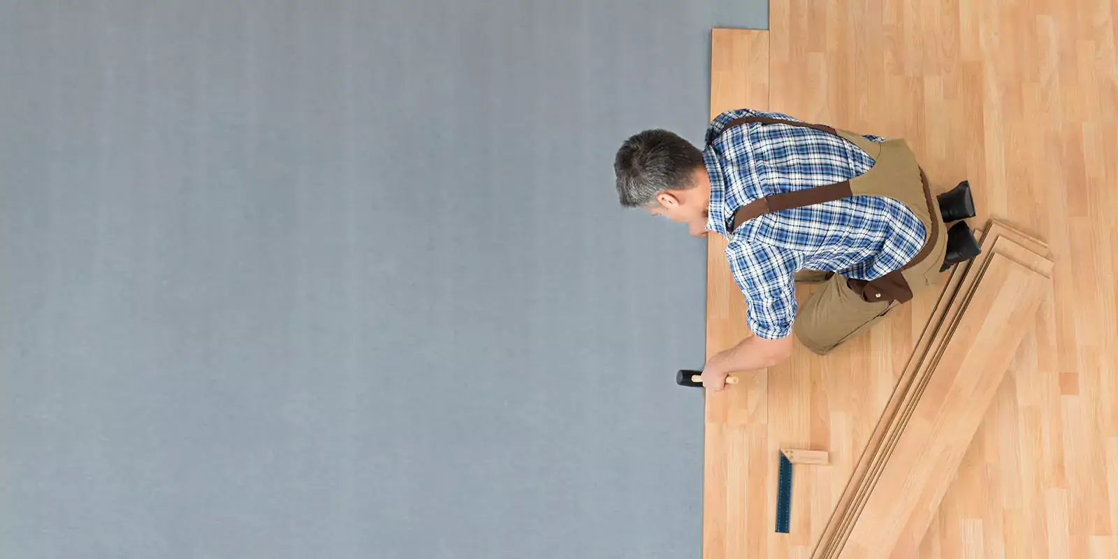 Worker installing laminate | CR Flooring